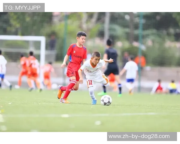 学生模仿足球球星踢技大赛 展现青少年足球梦想与热情 学生模仿足球球星踢技大赛 展现青少年足球梦想与热情